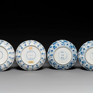 Een paar Chinese blauw-witte borden met Mongoolse jachtscènes en een paar borden met floraal decor, Chenghua en Kangxi merk, Kangxi — foto 2