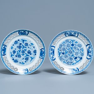 Een paar Chinese blauw-witte borden met opengewerkte rand, Kangxi — foto 2