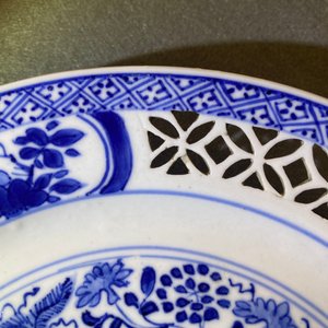 Een paar Chinese blauw-witte borden met opengewerkte rand, Kangxi — foto 4