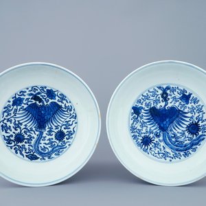 Een paar Chinese blauw-witte borden met phoenixen, Kangxi — foto 1