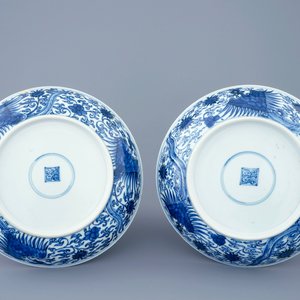 Een paar Chinese blauw-witte borden met phoenixen, Kangxi — foto 2