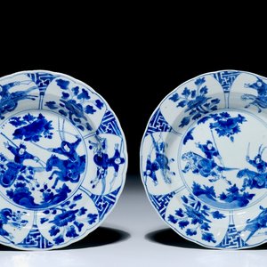 Een paar Chinese blauw-witte borden met strijders te paard, Kangxi merk en periode — foto 1