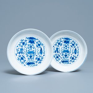 Een paar Chinese blauw-witte borden met taoïstische symbolen, Kangxi merk en periode — foto 1