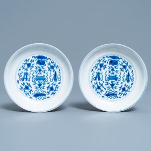 Een paar Chinese blauw-witte borden met taoïstische symbolen, Kangxi merk en periode — foto 2
