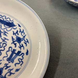 Een paar Chinese blauw-witte borden met taoïstische symbolen, Kangxi merk en periode — foto 6