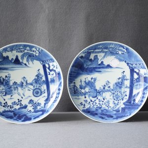 Een paar Chinese blauw-witte borden met verhalend decor, Kangxi/Yongzheng — foto 3