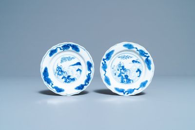 Een paar Chinese blauw-witte bordjes met jongens te paard, Kangxi