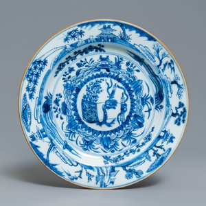 Een paar Chinese blauw-witte 'Cao zusters' borden en een bord met kostbaarheden, Kangxi — foto 2