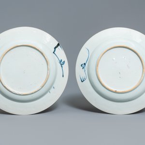 Een paar Chinese blauw-witte 'Cao zusters' borden en een bord met kostbaarheden, Kangxi — foto 5