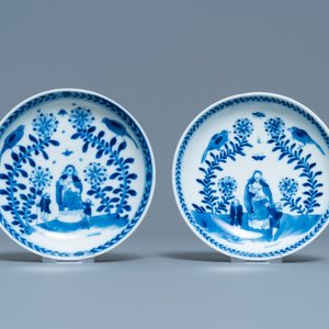 Een paar Chinese blauw-witte 'Caritas' koppen en schotels, Kangxi/Yongzheng — foto 2