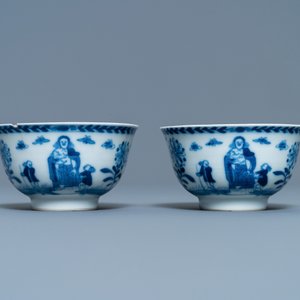 Een paar Chinese blauw-witte 'Caritas' koppen en schotels, Kangxi/Yongzheng — foto 4