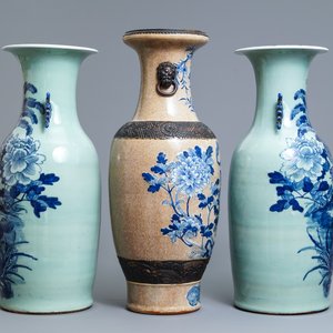 Een paar Chinese blauw-witte celadon vazen en een Nanking craquelé vaas, 19e eeuw — foto 2