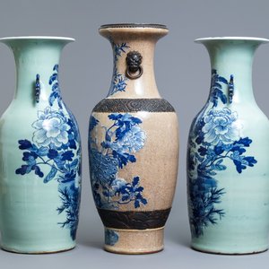 Een paar Chinese blauw-witte celadon vazen en een Nanking craquelé vaas, 19e eeuw — foto 4