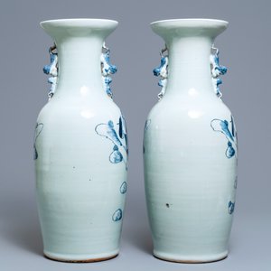 Een paar Chinese blauw-witte celadon vazen met figuren, 19e eeuw — foto 3