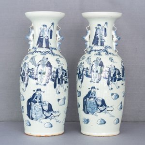 Een paar Chinese blauw-witte celadon vazen met figuren, 19e eeuw — foto 7
