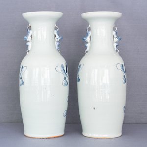 Een paar Chinese blauw-witte celadon vazen met figuren, 19e eeuw — foto 8