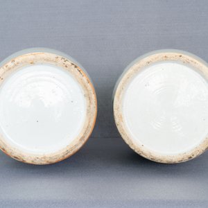Een paar Chinese blauw-witte celadon vazen met figuren, 19e eeuw — foto 9