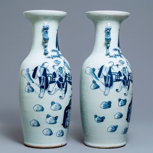 Een paar Chinese blauw-witte celadon vazen met figuren, 19e eeuw — foto 2