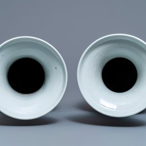 Een paar Chinese blauw-witte celadon vazen met figuren, 19e eeuw — foto 5
