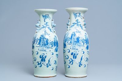Een paar Chinese blauw-witte celadon vazen met onsterfelijken, 19e eeuw