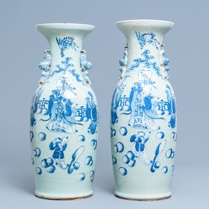 Een paar Chinese blauw-witte celadon vazen met onsterfelijken, 19e eeuw — foto 1