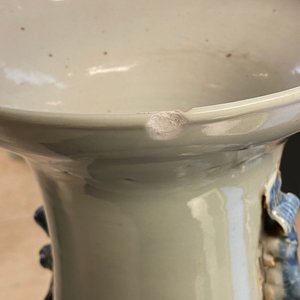 Een paar Chinese blauw-witte celadon vazen met onsterfelijken, 19e eeuw — foto 10