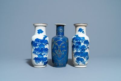Een paar Chinese blauw-witte craquelé rouleau vazen en een poederblauwe met vergulding, 19e eeuw