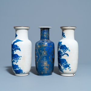 Een paar Chinese blauw-witte craquelé rouleau vazen en een poederblauwe met vergulding, 19e eeuw — foto 2