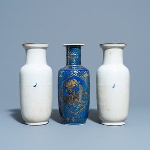 Een paar Chinese blauw-witte craquelé rouleau vazen en een poederblauwe met vergulding, 19e eeuw — foto 3