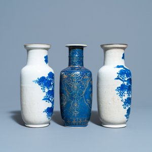 Een paar Chinese blauw-witte craquelé rouleau vazen en een poederblauwe met vergulding, 19e eeuw — foto 4