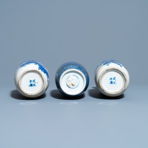 Een paar Chinese blauw-witte craquelé rouleau vazen en een poederblauwe met vergulding, 19e eeuw — foto 6