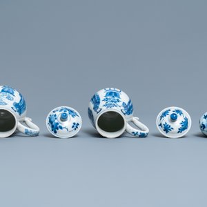 Een paar Chinese blauw-witte dekselkannen en een miniatuur vaasje met Lange Lijzen, Kangxi — foto 6