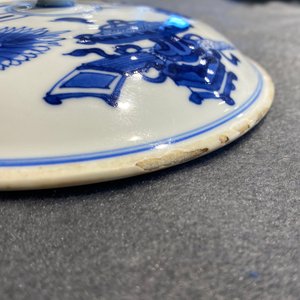Een paar Chinese blauw-witte dekselkommen met antiquiteiten, Kangxi — foto 16