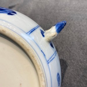 Een paar Chinese blauw-witte dekselkommen met antiquiteiten, Kangxi — foto 18