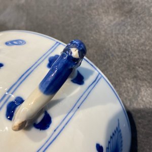 Een paar Chinese blauw-witte dekselkommen met antiquiteiten, Kangxi — foto 20