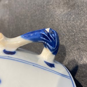 Een paar Chinese blauw-witte dekselkommen met antiquiteiten, Kangxi — foto 21