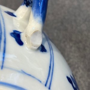 Een paar Chinese blauw-witte dekselkommen met antiquiteiten, Kangxi — foto 24