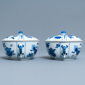 Een paar Chinese blauw-witte dekselkommen met antiquiteiten, Kangxi — foto 3