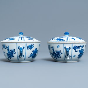 Een paar Chinese blauw-witte dekselkommen met antiquiteiten, Kangxi — foto 5