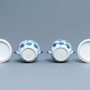 Een paar Chinese blauw-witte dekselkommen met antiquiteiten, Kangxi — foto 7