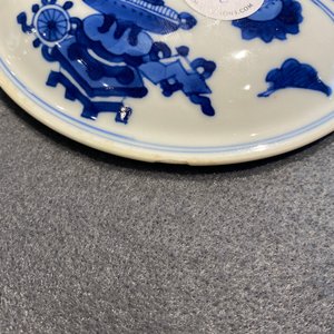 Een paar Chinese blauw-witte dekselkommen met antiquiteiten, Kangxi — foto 8