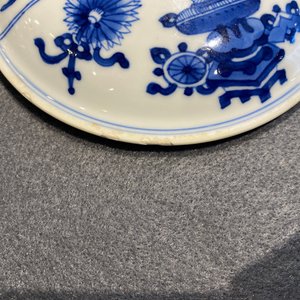Een paar Chinese blauw-witte dekselkommen met antiquiteiten, Kangxi — foto 9