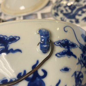 Een paar Chinese blauw-witte dekselkommen met draken, 19e eeuw — foto 11