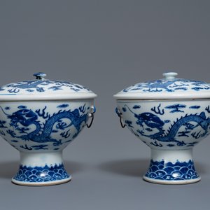 Een paar Chinese blauw-witte dekselkommen met draken, 19e eeuw — foto 3