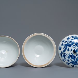 Een paar Chinese blauw-witte dekselkommen met draken, 19e eeuw — foto 5