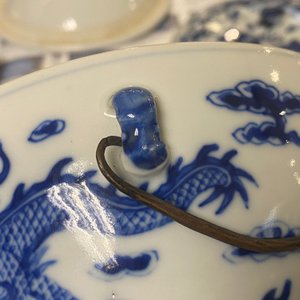 Een paar Chinese blauw-witte dekselkommen met draken, 19e eeuw — foto 10