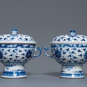 Een paar Chinese blauw-witte dekselkommen met lotusslingers, 19e eeuw — foto 2