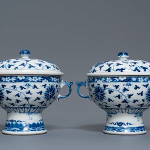 Een paar Chinese blauw-witte dekselkommen met lotusslingers, 19e eeuw — foto 4