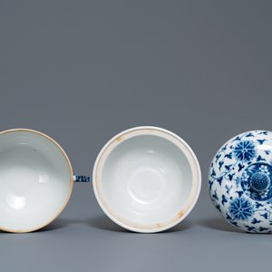 Een paar Chinese blauw-witte dekselkommen met lotusslingers, 19e eeuw — foto 6