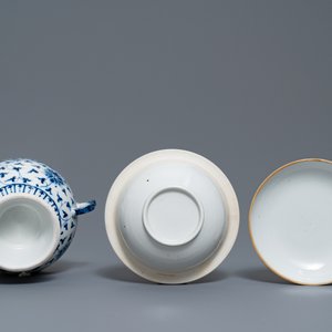 Een paar Chinese blauw-witte dekselkommen met lotusslingers, 19e eeuw — foto 7